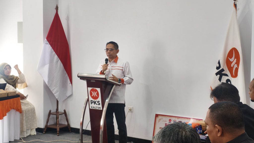 Ketua Fraksi PKS DPRD Kalimantan Timur, Firnadi Ikhsan, menyampaikan sambutan sekaligus apresiasi atas peluncuran Rumah Advokasi Hukum PKS Kaltim di Samarinda, Sabtu (10/10/2026)