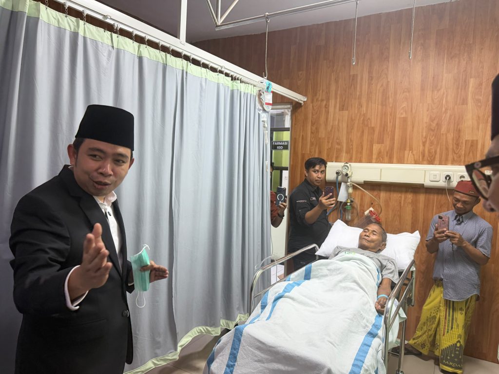 Gerak Cepat Gus Fawait, Lansia Penderita Ulkus Pedis di Sumberbaru Akhirnya Dibawa ke RSD dr. Soebandi Bupati Jember Muhammad Fawait saat kunjungi Amze Di Rumah Sakit. Foto istimewa