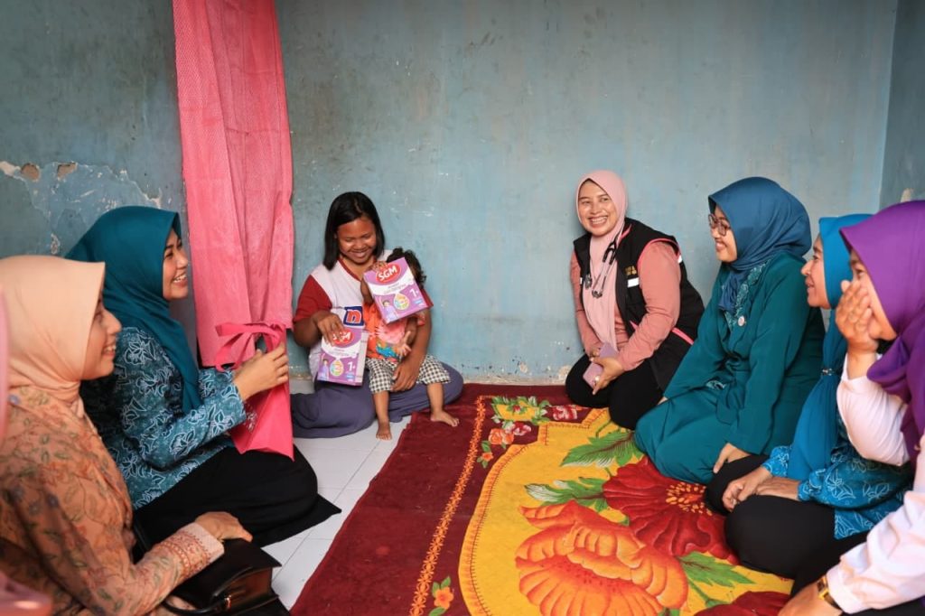 Ning Ghyta Turun Langsung Sambangi Warga Rentan, Homecare Jember Sasar Disabilitas hingga Balita Berisiko Stunting Ketua TP PKK Kab Jember Ning Ghyta Eka Puspita saat sambangi warga.Foto Diskominfo