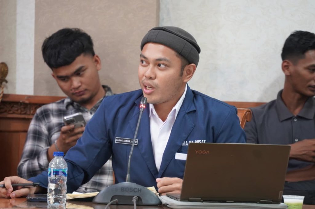 HIPMA-KT Sambut RDPU Asrama Permanen Mahasiswa Kutim Sekretaris Jenderal HIPMA-KT, Rahmat Khaidir Jayadi, saat menyampaikan aspirasi dan memaparkan kebutuhan fasilitas mahasiswa Kutai Timur dalam forum Rapat Dengar Pendapat Umum (RDPU). Ia mengapresiasi langkah DPRD dan Pemerintah Kabupaten Kutai Timur dalam membahas rencana pembangunan asrama mahasiswa permanen sebagai upaya mendukung pendidikan generasi muda Kutim.