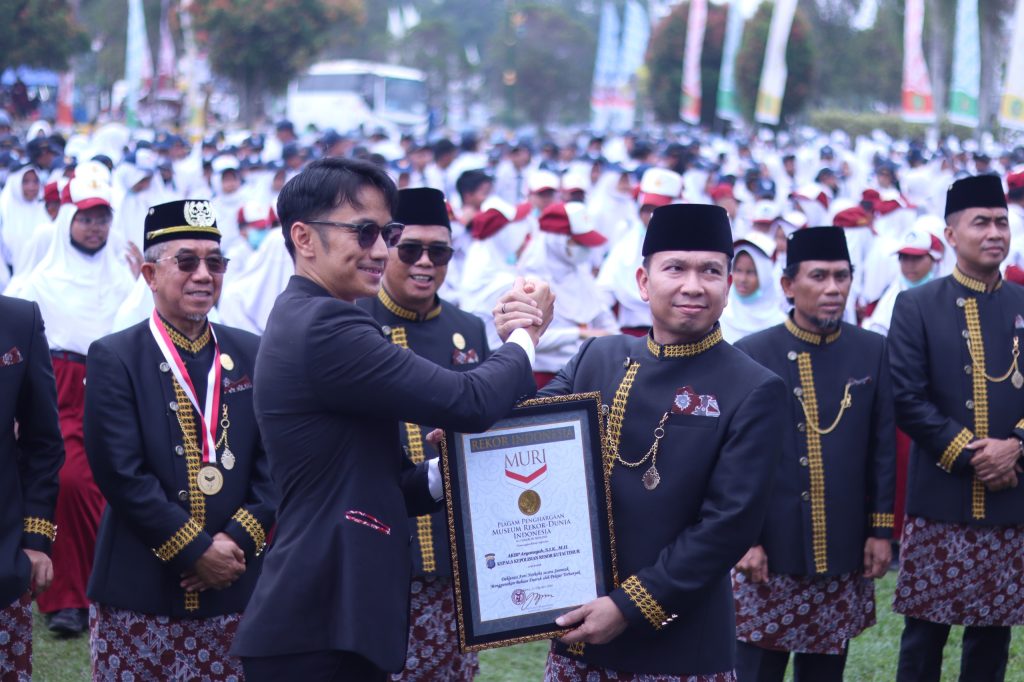 61 Ribu Peserta Deklarasi Antinarkoba Kutim Raih MURI Kapolres Kutai Timur AKBP Aryansyah saat menerima rekor MURI Deklarasi Anti Narkoba berbahasa Kutai diikuti sekitar 61.000 peserta di Lapangan Upacara Kantor Bupati Kutim, Senin (12/10/2026) (Foto: humas POlres Kutim)