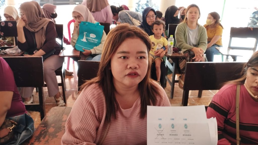 Diduga Jual Arisan ke Banyak Orang, Kerugian Emak-emak di Ajung Capai Lebih dari Rp1 Miliar Hamidah salah satu korban jual beli arisan .Foto Edi Mulyono