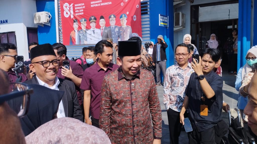 Bupati Jember Muhammad Fawait ( baju batik ) bersama Direktur Kepesertaan BPJS Kesehatan RI Akmal Budi Yulianto.Foto Edi Mulyono