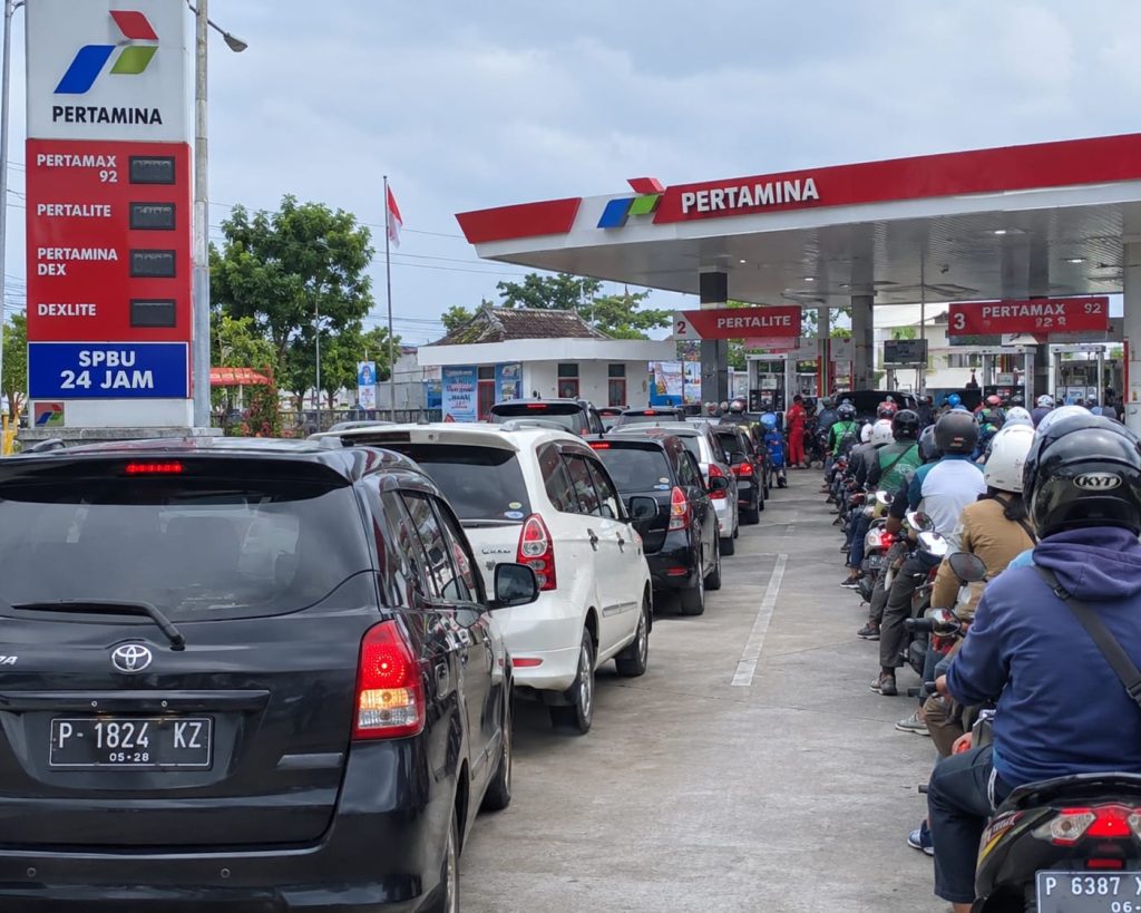 Antrian BBM Mengular di Jember, Pertamina Pastikan Pasokan Tetap Aman Antrian mengular di se jumlah SPBU.FOTO istimewa