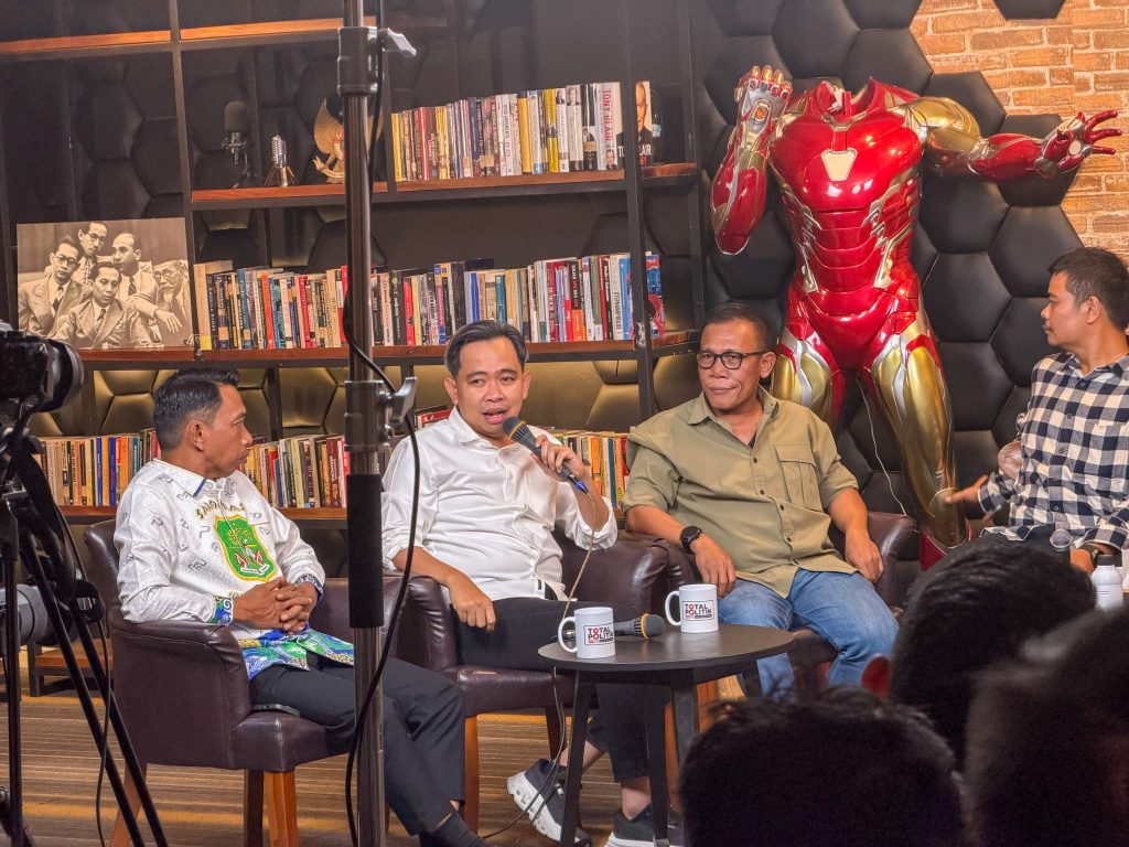 Gus Fawait Terjemahkan Arah Kebijakan Prabowo, Jember Perkuat Home Care dan Beasiswa 20 Ribu Mahasiswa Bupati Jember Muhammad Fawait ( tengah ) saat ikuti podcast.foto istimewa