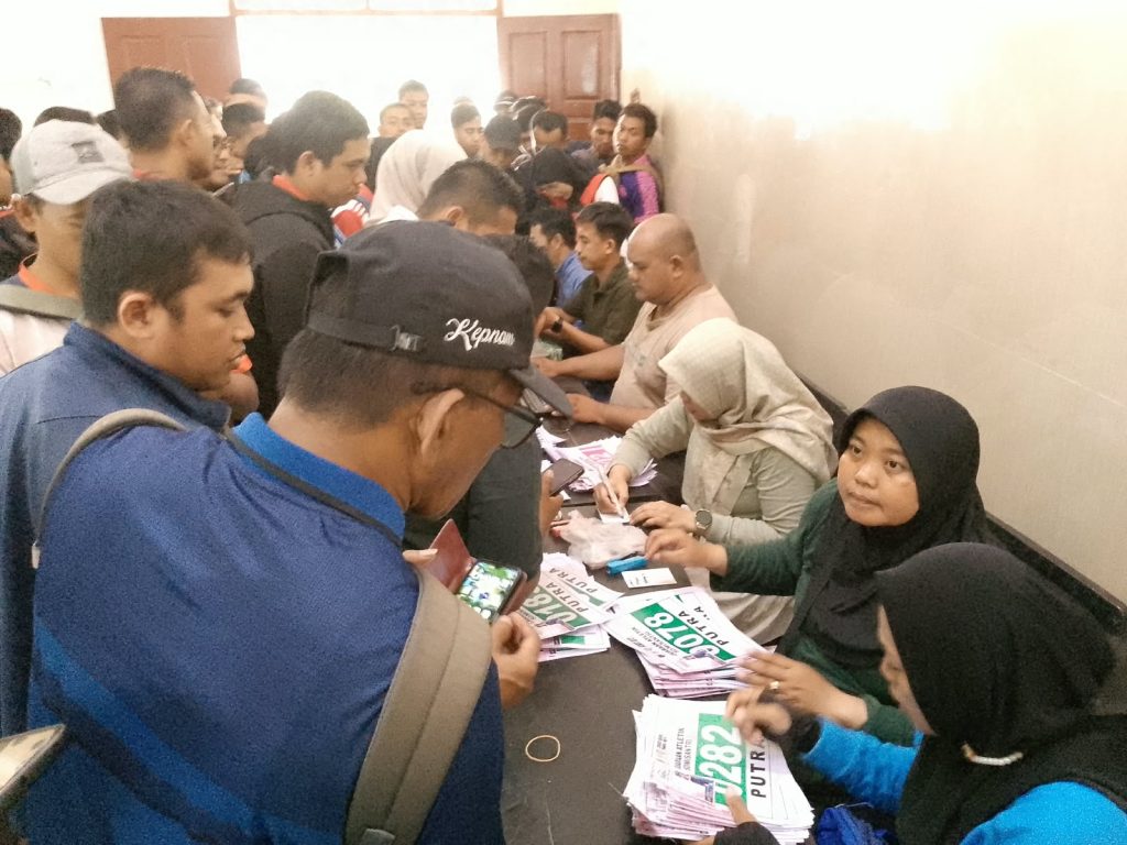 Jadwal Kejuaraan Atletik Berubah, Pendaftar Membludak! Piala Bupati Jember Digelar 2 November Membludaknya Para atlit Atletik saat mendaftar dan mengambil nomer dada.Foto Edi Mulyono