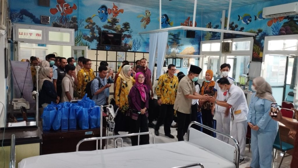 Salam Cinta dari Jember, Gus Fawait Buka Akses Pengobatan Khusus bagi Pasien Jawa Timur Bupati Jember Muhammad Fawait saat kunjungi pasien di RSD dr Soebandi. Foto Edi Mulyono