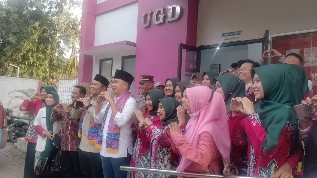 Tak Hanya Periksa Fasilitas, Gus Fawait Minta Ruang Terbuka Puskesmas Klatakan Disulap Jadi Taman TOGA Bupati Jember Muhammad Fawait saat kunjungi puskesmas Klatakan.Foto Edi Mulyono