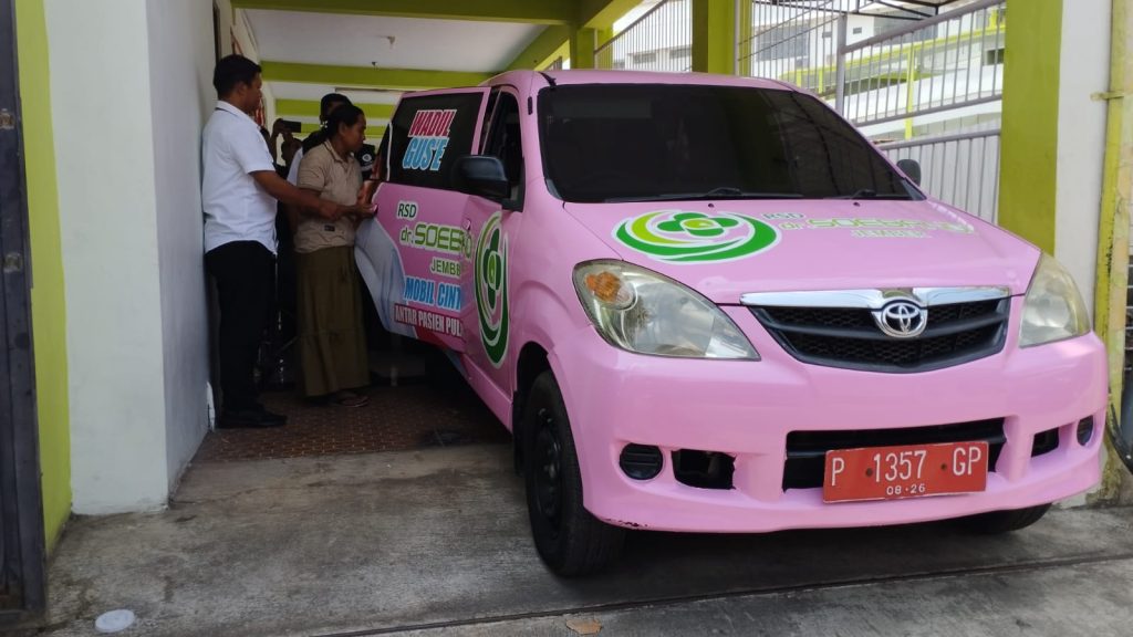 10 Hari Dirawat di RSD dr. Soebandi, Pasien Ginjal Pulang Gratis Naik Mobil Cinta Mobil Cinta saat akan antar pasien sembuh dari RSD dr Soebandi. Foto Edi Mulyono