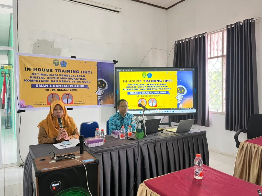 SMAN 1 Rantau Pulung Tingkatkan Kompetensi Digital Guru Kepala SMAN 1 Rantau Pulung, Mardawati MZ, S.Pd., M.Pd., memberikan sambutan didampingi narasumber Agus Sultonik, M.Pd., dalam kegiatan In House Training (IHT) Optimalisasi Pembelajaran Digital untuk Meningkatkan Kompetensi dan Kreativitas Guru, yang berlangsung pada 19–21 Oktober 2026 di SMAN 1 Rantau Pulung, Kabupaten Kutai Timur.