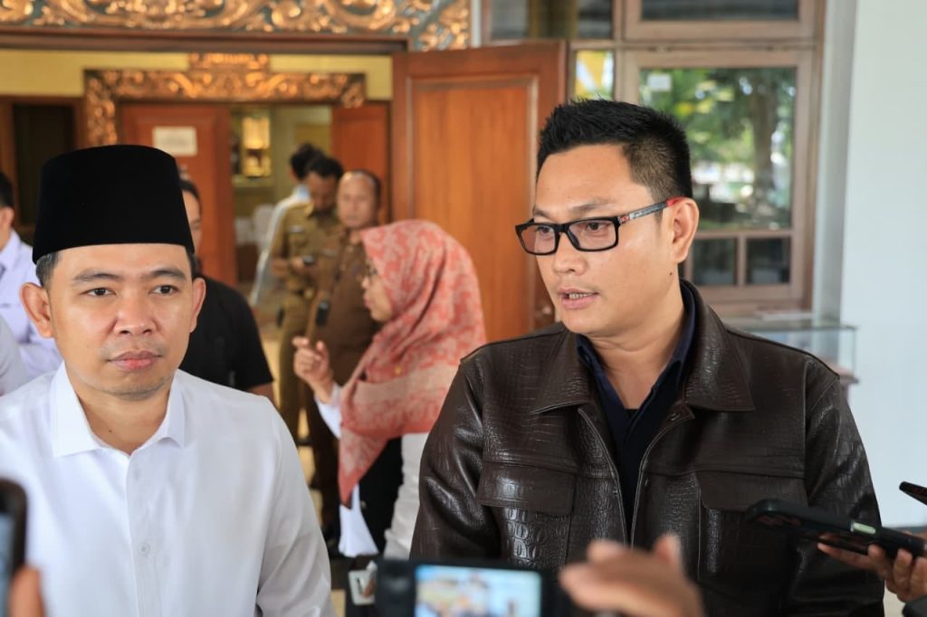 Pemkab Jember Gandeng Bulog, Bantuan Pangan Bakal Diantar Langsung ke Rumah Warga Bupati jember Muhammad Fawait bersama kepala Bulog jember Muhammad Ade Saputra.Foto Diskominfo