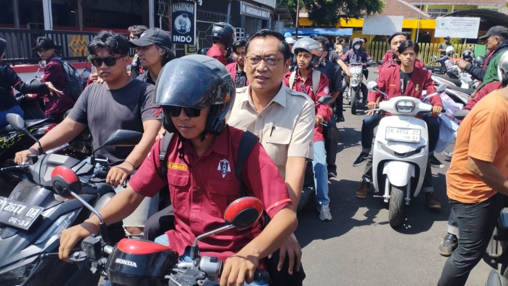 Mahasiswa Desak Pendidikan Jember Berbenah, Tuntutan Harus Dibuktikan Bukan Sekadar Tanda Tangan Ketua DPRD Kabupaten Jember Ahmad Halim saat di bonceng mahasiswa pendemo.Foto Edi Mulyono