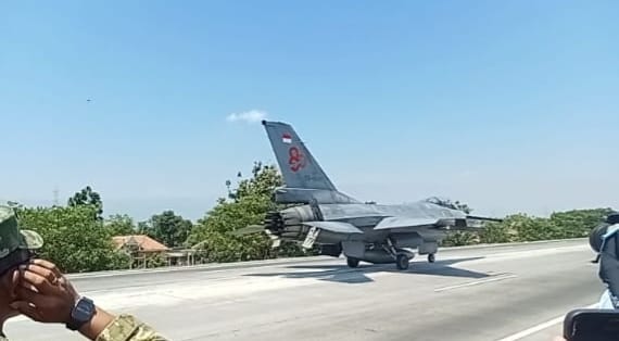 Tol Paspro Jadi Landasan Pesawat Tempur TNI AU Dua pesawat tempur TNI AU, F-16 Fighting Falcon dan EMB-314 Super Tucano, menjalani uji coba pendaratan dan lepas landas di ruas Tol Pasuruan-Probolinggo, Kamis (22/10/2026). (FT/Wawan)