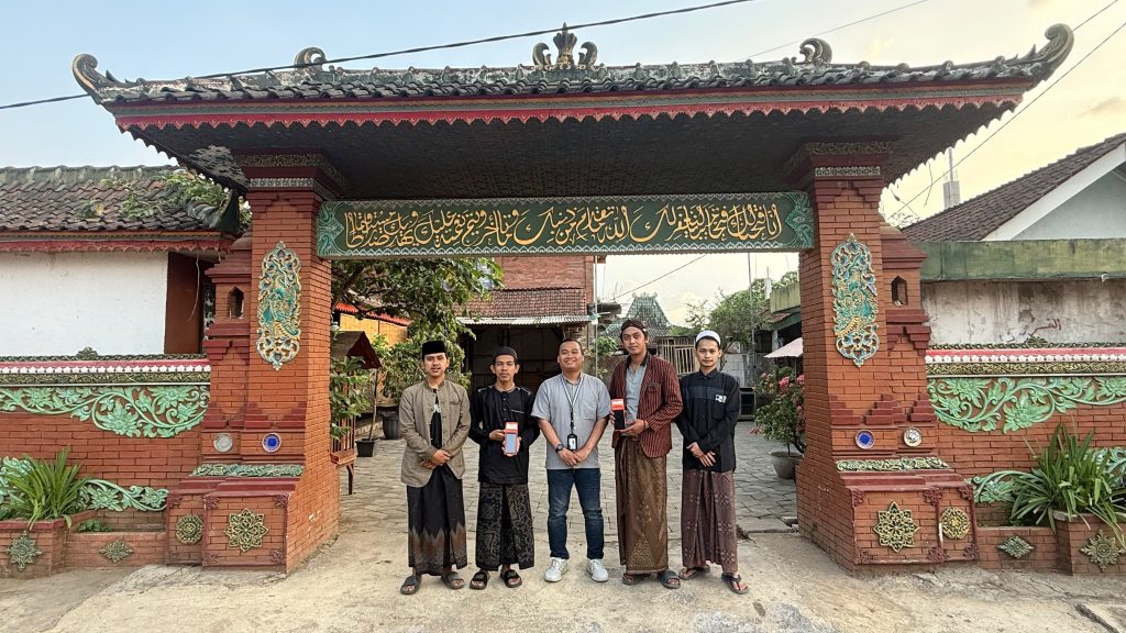 Dari Koperasi hingga Pengelolaan Keuangan, BRI Dukung Digitalisasi Pesantren Mambaul Falah Perwakilan BRI bersama pengelola Pondok Pesantren Mambaul Falah berfoto bersama di lingkungan pesantren, Desa Wonosuko, Kecamatan Tamanan, Kabupaten Bondowoso (Doni/Gonews)