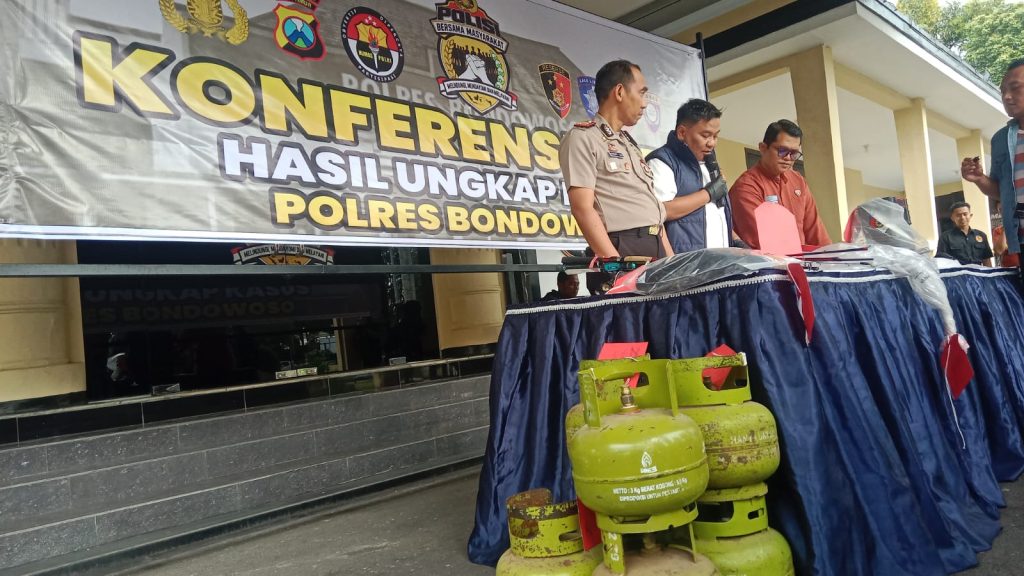 Polres Bondowoso Ungkap 10 Kasus Kriminal, Pencurian Gas 3 Kg Jadi Sorotan Kasat Reskrim Polres Bondowoso, Iptu Wawan Triono, saat memberikan keterangan di Mapolres Bondowoso, Jumat (23/10/2026).