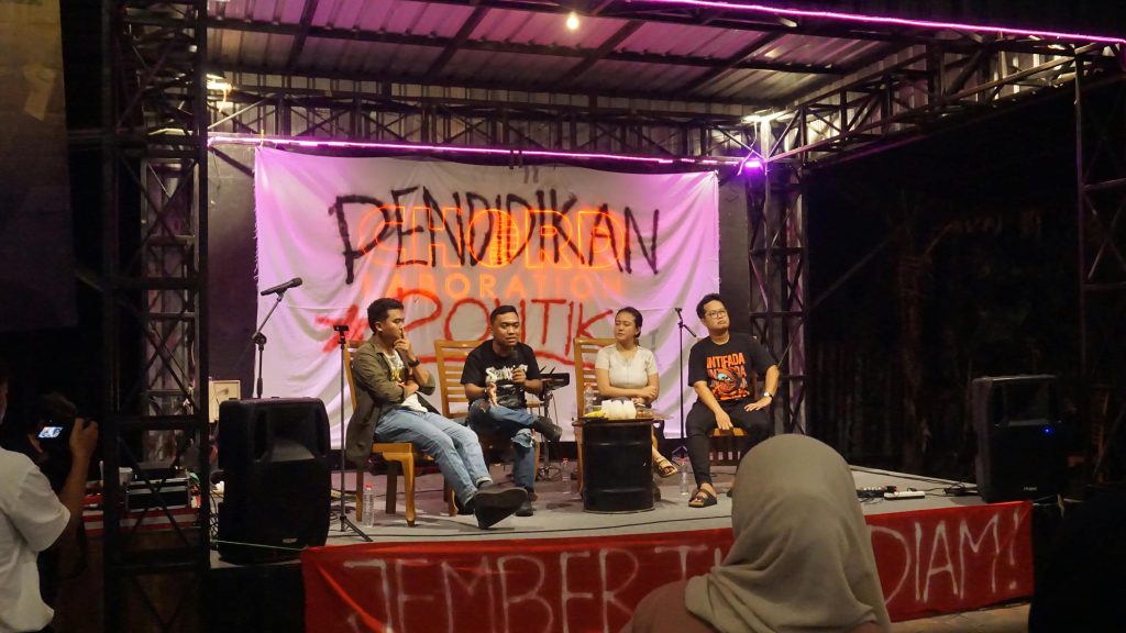 Direktur PAR Alternatif Indonesia Andi Saputra ( kaos hitam ) saat acara Pendidikan politik .Foto Istimewa