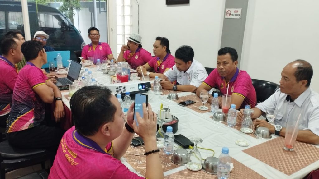 Bidik 10 Besar Porprov Jatim 2027, KONI Jember Matangkan Strategi dan Kualitas Pelatih Ketua serta pengurus KONI JEMBER saat lakukan rapat persiapan acara Bimtek pelatih.Foto Edi Mulyono