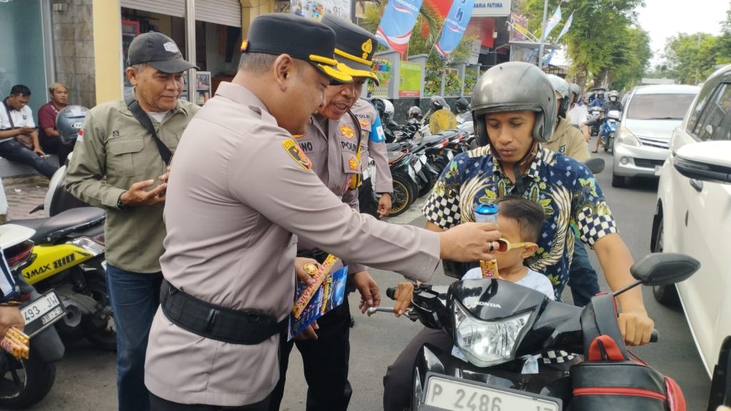 Operasi Patuh Semeru 2026 Dimulai, Kapolres Jember Bagikan Cokelat dan Es Krim kepada Pengendara Kapolres Jember AKBP Alaidin saat bagikan ice cream kepada pengandara motor.Foto Edi Mulyono
