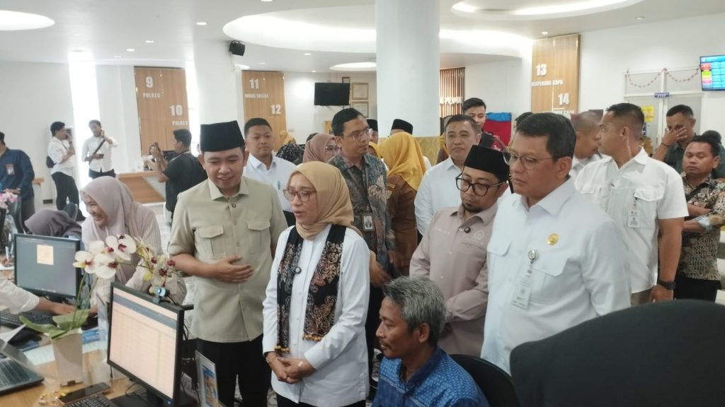 Kunjungi MPP Jember, MenPAN-RB Apresiasi 279 Layanan dalam Satu Atap dan Inovasi Pelayanan Publik Bupati Jember Muhammad Fawait dapat dampingi Menpan RB Rini Widyantini saat kunker di PTSP Jember.Foto Edi Mulyono