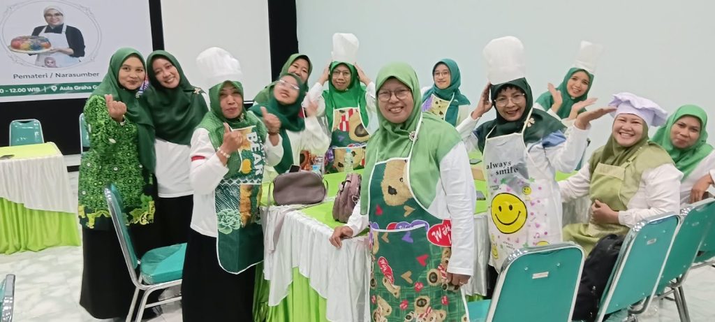 Lanjutan Peringatan HSN 2026, PC Pergunu Jombang Gelar Pelatihan Jelly Art Diikuti 80 Guru NU Penuh semangat dan keceriaan, para guru NU berpose bersama saat mengikuti pelatihan Jelly Art yang digelar PC Pergunu Jombang dalam rangka peringatan Hari Santri Nasional (HSN) 2026 di Gedung Graha Gus Dur, Denanyar, Jombang, Rabu (28/10/2026).