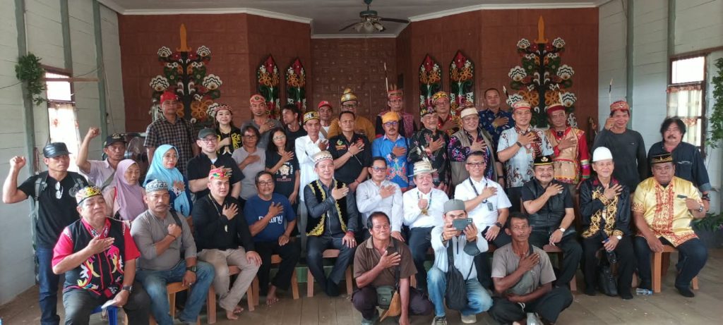 Jajaran Dewan Adat Dayak (DAD) Kalimantan Timur, Majelis Hakim Adat, perwakilan Otorita Ibu Kota Nusantara (OIKN), serta masyarakat terdampak pembongkaran rumah berfoto bersama seusai sidang musyawarah adat di kawasan Bukit Tengkorak, Desa Sukomulyo, Kecamatan Sepaku, Kabupaten Penajam Paser Utara (PPU), Kamis (29/10/2026).