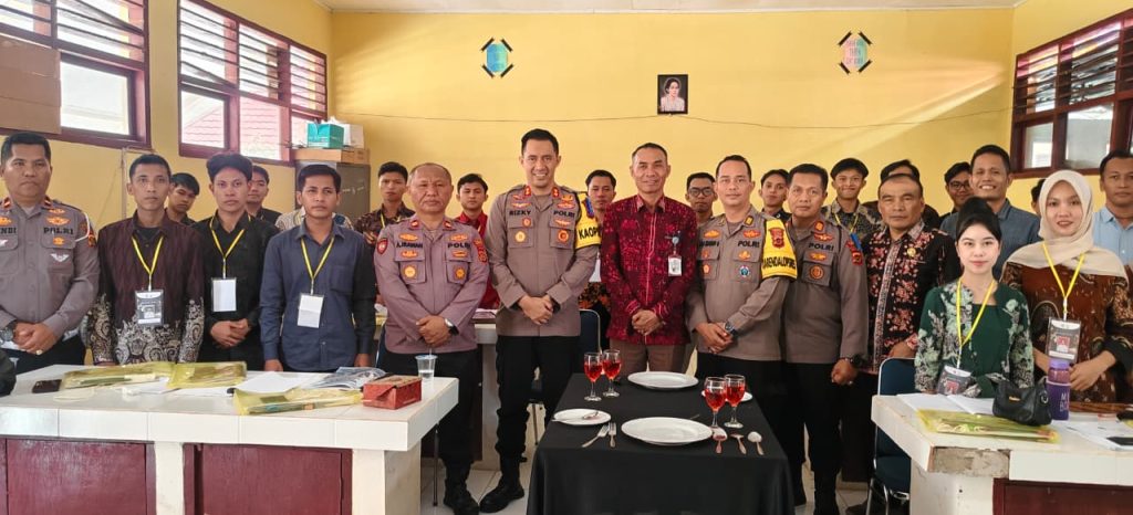 Polres Kerinci Sosialisasikan POLIRAN di BLK Kapolres Kerinci AKBP Hernawan Rizky Yudhantoro bersama jajaran Polres Kerinci, pihak BLK, dan peserta pelatihan kerja berfoto bersama usai sosialisasi program Polisi Peduli Pengangguran (POLIRAN) di BLK Kabupaten Kerinci, Kamis (29/10/2026).