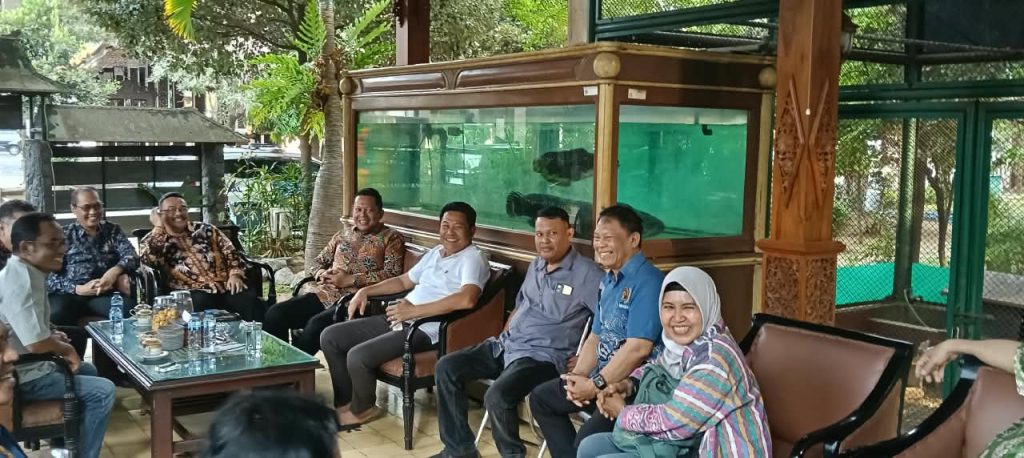 Bupati Subandi Sambut JMSI Sidoarjo, Perkuat Sinergi Pers Bupati Sidoarjo H. Subandi, SH, M.Kn., menerima kunjungan jajaran pengurus Jaringan Media Siber Indonesia (JMSI) Kabupaten Sidoarjo di Rumah Dinas Bupati Sidoarjo, Jumat (30/10/2026).