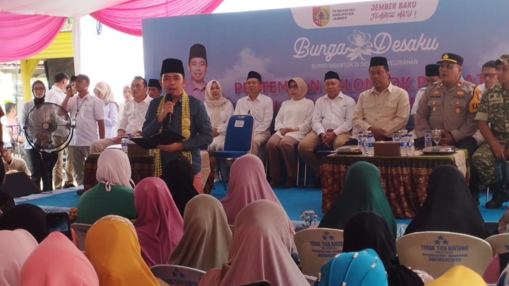 Bunga Desaku Hadir di Suger Kidul, Gus Fawait Tegaskan Layanan Kesehatan dan Administrasi Gratis untuk Warga Jember Bupati Jember Muhammad Fawait saat di acara bunga desaku di SDN Suger kidul 01.foto Edi Mulyono