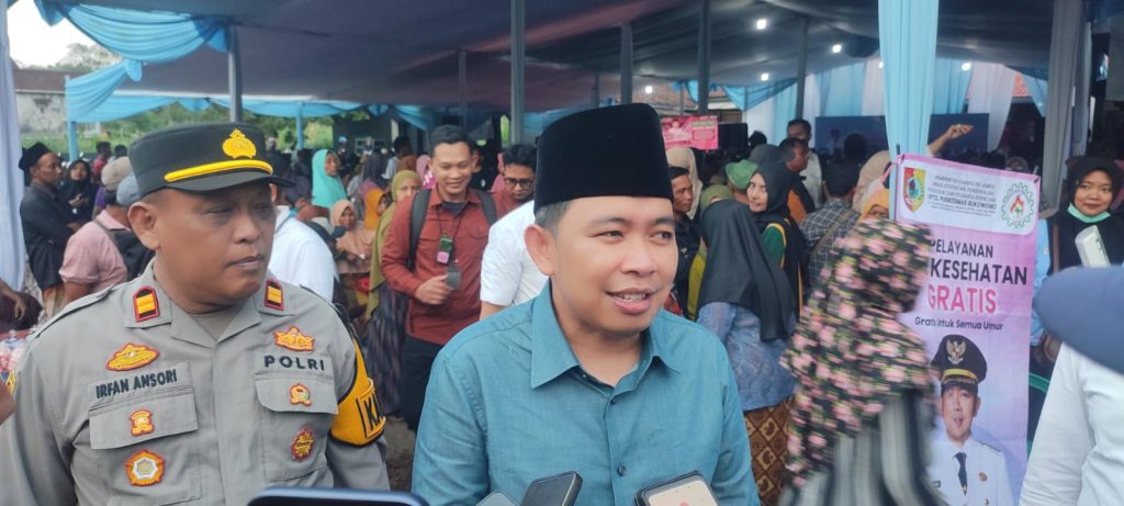Bunga Desaku di Sukowiryo, Gus Fawait Serap Aspirasi UMKM dan Petani hingga Layani Cek Kesehatan Gratis Bupati Jember Muhammad Fawait saat wawancara di desa Sukowiryo kecamatan Jilbuk.foto Edi Mulyono