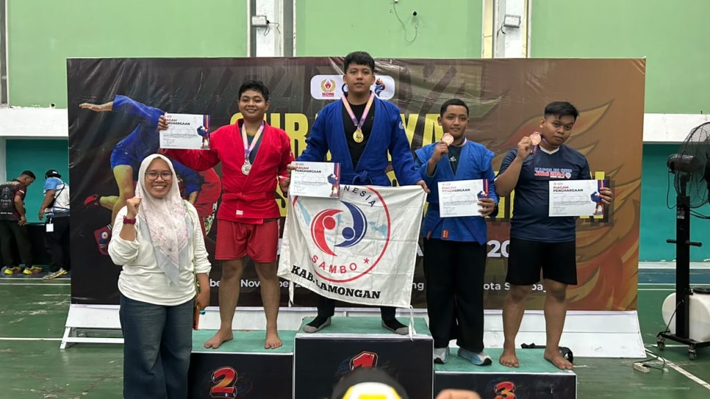 Bangkit dari Pengalaman Perundungan, Siswa SMA Primaganda Jombang Raih Juara 3 Sambo Jatim Charistio Devara Trivanto Diputra (kanan), siswa SMA Primaganda Jombang, menunjukkan medali dan piagam Juara 3 Sambo tingkat Jawa Timur 2026