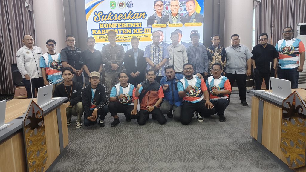 Suasana Konferensi Kabupaten (Konferkab) III PWI Kutim berfoto bersama di Ruang Damar, Gedung Serbaguna (GSG) Bukit Pelangi, Sangatta, Sabtu (10/10/2026).(Wahyudi/GOnews.id)