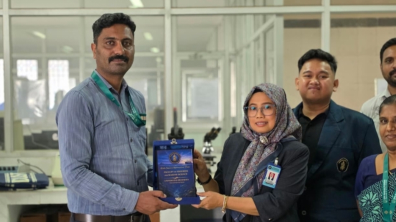 Dari Mikroalga hingga Nanovaksin, Dosen FPIK UB Bawa Inovasi Perikanan ke India Keterangan Foto: Guru Besar FPIK Universitas Brawijaya, Prof. Dr. Uun Yanuhar, S.Pi., M.Si., menyerahkan plakat dalam rangkaian program UB PIONEER 2026 di Sri Ramakrishna College of Arts & Science (SRCAS), Coimbatore, India, sebagai simbol penguatan kerja sama akademik dan kolaborasi riset internasional di bidang perikanan, mikroalga, dan nanovaksin.
