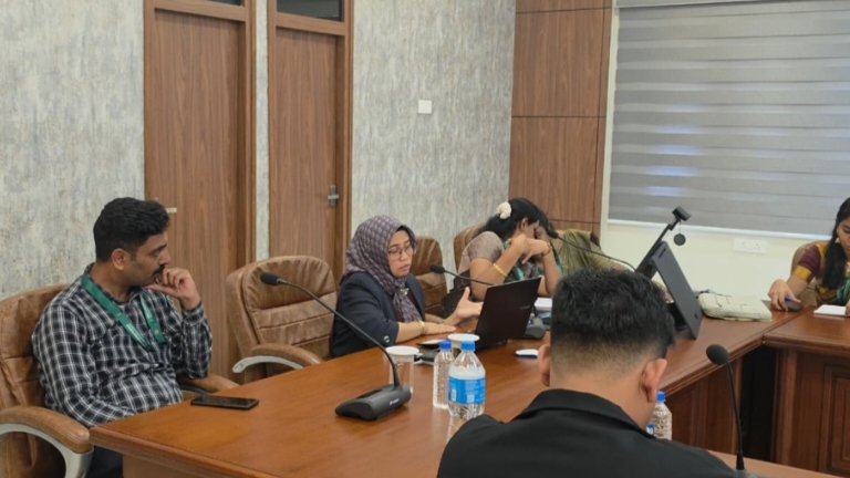 Keterangan Foto: Guru Besar FPIK Universitas Brawijaya, Prof. Dr. Uun Yanuhar, S.Pi., M.Si., menyerahkan plakat dalam rangkaian program UB PIONEER 2026 di Sri Ramakrishna College of Arts & Science (SRCAS), Coimbatore, India, sebagai simbol penguatan kerja sama akademik dan kolaborasi riset internasional di bidang perikanan, mikroalga, dan nanovaksin.