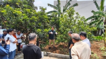 Tim Program Studi Manajemen Sumber Daya Perairan (MSP) Fakultas Perikanan dan Ilmu Kelautan Universitas Brawijaya (FPIK UB) bersama PT EOS Consultants dan warga RT 02/RW 03 Kelurahan Kayu Manis, Kecamatan Tanah Sereal, Kota Bogor, berfoto bersama usai kegiatan pengabdian kepada masyarakat tentang penerapan Lubang Resapan Biopori (LRB) dan komposter rumah tangga sebagai upaya pengelolaan sampah organik dan konservasi air, Minggu (4/10/2026).