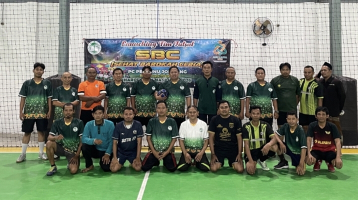 Semarak Hari Santri Nasional 2026, Pergunu Jombang Luncurkan Tim Futsal SBC Jajaran pengurus PC dan PAC Pergunu Jombang berfoto bersama seusai peluncuran Tim Futsal SBC (Sehat Barokah Ceria) dalam rangka memperingati Hari Santri Nasional (HSN) 2026 di Lapangan Play On Futsal, Jalan Brigjen Kretarto, Jombang, Minggu (25/10/2026) malam.