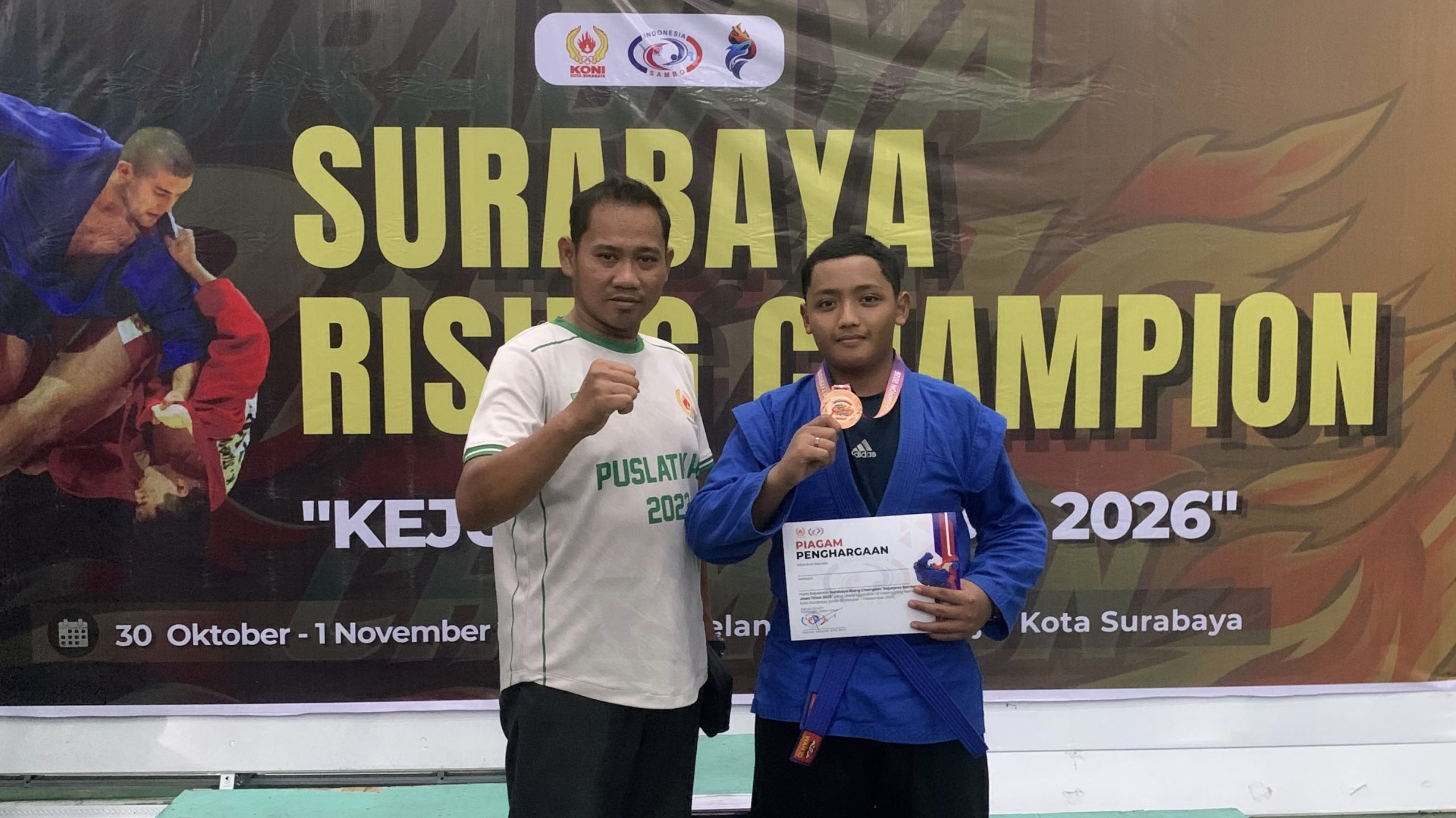 Charistio Devara Trivanto Diputra (kanan), siswa SMA Primaganda Jombang, menunjukkan medali dan piagam Juara 3 Sambo tingkat Jawa Timur 2026