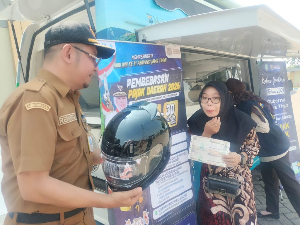 Razia Pajak Sidoarjo Tanpa Tilang, Pengendara Dapat Helm