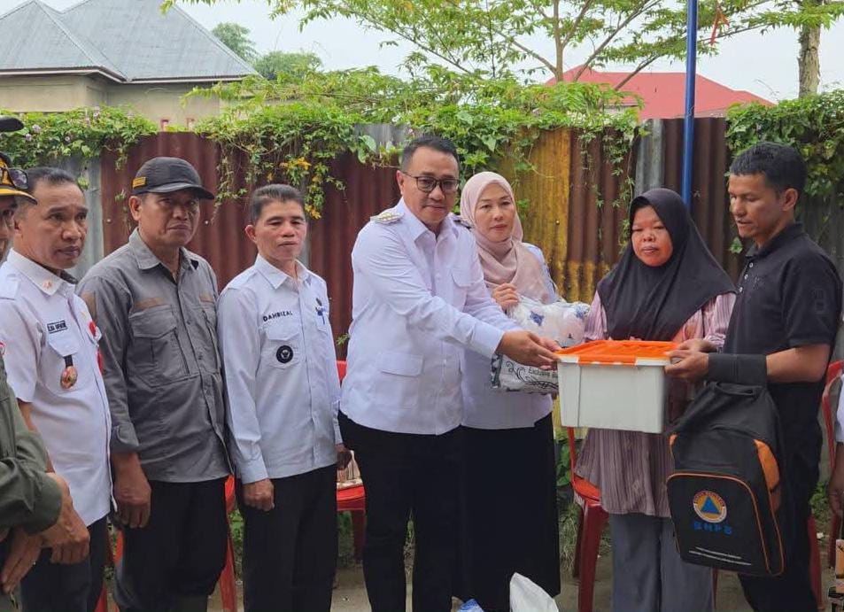 Wako Alfin Serahkan Bantuan Korban Kebakaran di Desa Kampung Dalam Hamparan Rawang Wako Alfin