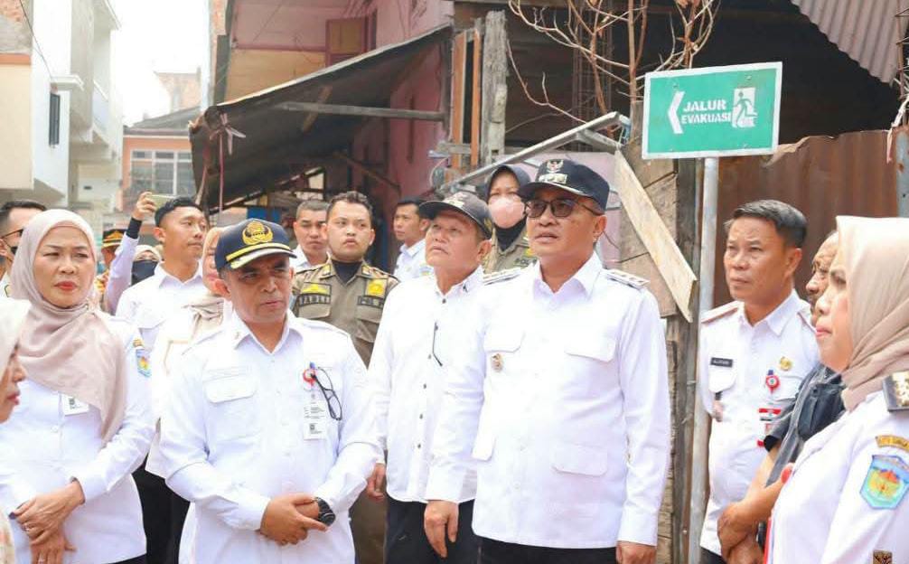 Empati & Peduli, Wako Alfin Sambangi dan Serahkan Bantuan Bagi Korban Kebakaran Pasar Baru Wali Kota Sungai Penuh Alfin, menyambangi warga terdampak sekaligus menyerahkan sejumlah bantuan