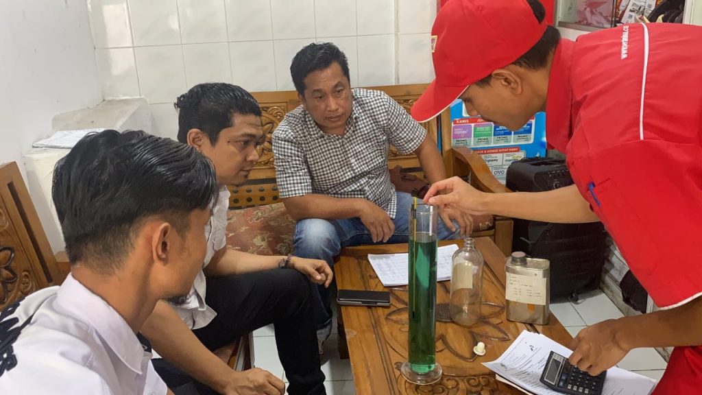 Respons Cepat Isu Viral, Sat Reskrim Polres Kerinci Pastikan Kualitas BBM di SPBU Sungai Penuh Sesuai Standar Polres Kerinci Periksa Kualitas BBM Pertalite di SPBU Sungai Penuh