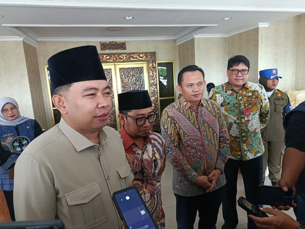 Gus Fawait Paparkan Program Prioritas Jember, dari Berobat Gratis hingga Hotel Cinta 2027 Bupati Jember Muhammad Fawait seusai ikuti rapat di pendopo wahyawibawagraha jember. Foto Edi Mulyono