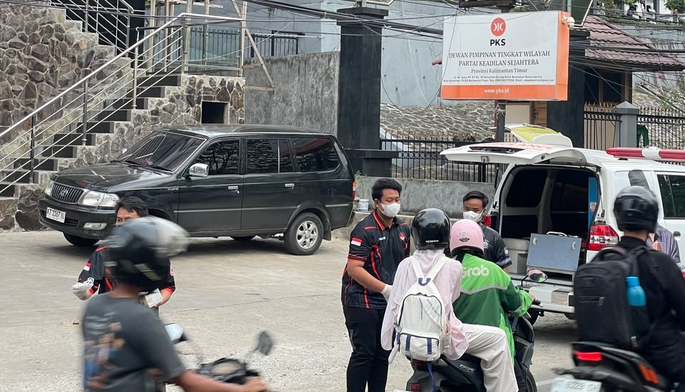 Gema Keadilan Kaltim Turun Tangan Hadapi Dampak Kabut Asap, Bagikan Masker Gratis dan Ajak Warga Jaga Kesehatan Relawan Gema Keadilan Kalimantan Timur membagikan masker gratis kepada pengendara sepeda motor di depan Kantor DPW PKS Kaltim, Jalan M Yamin, Samarinda, Senin (19/10/2026).