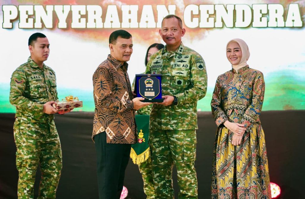 Pangdam IV/Diponegoro Berganti, Gubernur Luthfi Tegaskan Sinergi TNI-Pemda Tetap Terjaga Gubernur Jateng Ahmad Luthfi dan Mayjen TNI Achiruddin Darojat (GOnews.id)