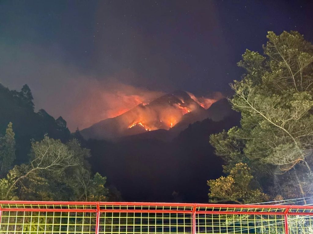 Karhutla Gunung Lawu dan Sumbing Meluas, Gubernur Luthfi Kerahkan Helikopter TNI untuk Water Bombing Kebakaran hutan dan lahan (karhutla) di Gunung Lawu dan Gunung Sumbing, Jawa Tengah, memaksa penanganan diperkuat. (GOnews.id)
