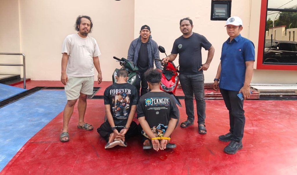 Tim Macan Satreskrim Polres Kutai Timur mengamankan dua terduga pelaku pencurian kendaraan bermotor (curanmor) berinisial A.H. dan M.A.H. beserta dua unit sepeda motor yang diduga berkaitan dengan kasus tersebut, Rabu (21/10/2026). (Foto: Istimewa)