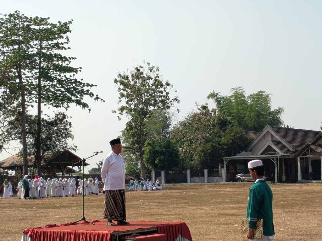 Yayasan Muhammad Yaqub Gelar Upacara Hari Santri Nasional 2026, Teguhkan Semangat Santri Berakhlak dan Berintelektual Para santri Pondok Pesantren Al Urwatul Wutsqo mengikuti upacara peringatan Hari Santri Nasional (HSN) 2026 yang digelar Yayasan Muhammad Yaqub di Lapangan Bulurejo, Kecamatan Diwek, Kabupaten Jombang, Kamis (22/10/2026).