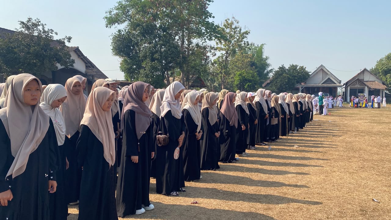 Para santri Pondok Pesantren Al Urwatul Wutsqo mengikuti upacara peringatan Hari Santri Nasional (HSN) 2026 yang digelar Yayasan Muhammad Yaqub di Lapangan Bulurejo, Kecamatan Diwek, Kabupaten Jombang, Kamis (22/10/2026).