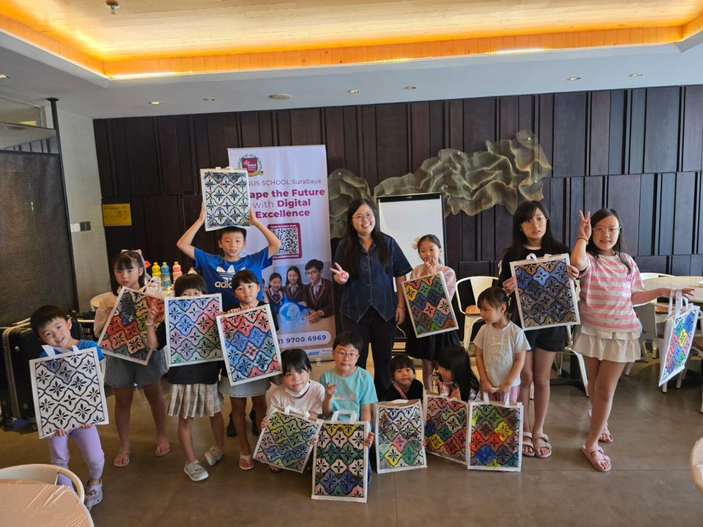 Ascott Surabaya Ajak Anak Mengenal Batik Lewat Seni Anak-anak menunjukkan hasil karya lukis batik bermotif Kawung pada tote bag dalam kegiatan Batik Painting Workshop yang digelar Ascott Waterplace Surabaya bersama BINUS SCHOOL Surabaya di The Terrace, Minggu (25/10/2026)