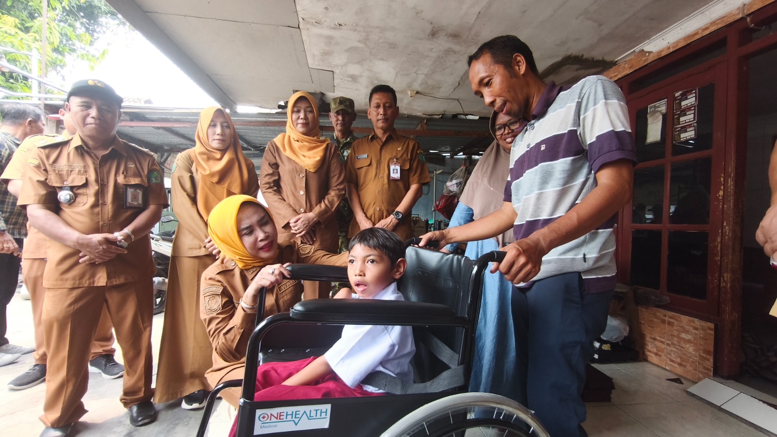 Caption foto: Wakil Bupati Sidoarjo Hj. Mimik Idayana menyerahkan bantuan kursi roda kepada warga di Kecamatan Candi, Senin (26/10/2026). (FT/Wawan)