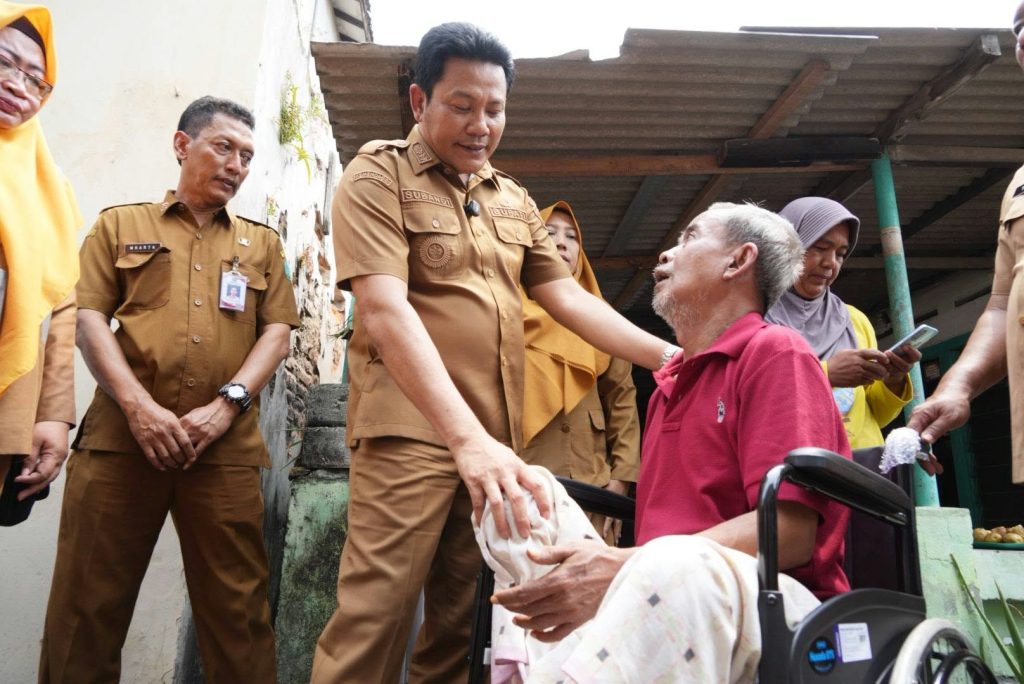 Bupati Sidoarjo Subandi menyerahkan bantuan kursi roda kepada warga yang membutuhkan di wilayah Kecamatan Sidoarjo, Senin (26/10/2026). (FT/Wawan)